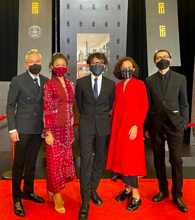 Aktris Nirina Zubir dan produser film Mira Lesmana kompak dalam balutan busana merah dari Sejauh Mata Memandang. (Foto: Instagram/@nirinazubir)