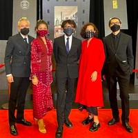 Aktris Nirina Zubir dan produser film Mira Lesmana kompak dalam balutan busana merah dari Sejauh Mata Memandang. (Foto: Instagram/@nirinazubir)