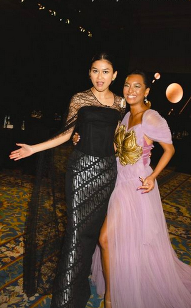 Marissa Anita temu kangen dengan Asmara Abigail. Marissa yang menyabet penghargaan aktris pendung terbaik FFI 2021 bersolek dengan gaun hitam dan rok bermotif batik parang karya Didit Hediprasetyo. Gaun ungu dengan korset emas karya Toton menjadi andalan Asmara.  (Foto: Instagram/@asmaraabigail)