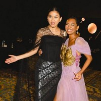 Marissa Anita temu kangen dengan Asmara Abigail. Marissa yang menyabet penghargaan aktris pendung terbaik FFI 2021 bersolek dengan gaun hitam dan rok bermotif batik parang karya Didit Hediprasetyo. Gaun ungu dengan korset emas karya Toton menjadi andalan Asmara.  (Foto: Instagram/@asmaraabigail)