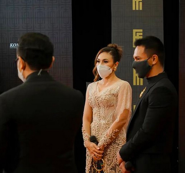 Aktris Wulan Guritno memesona dalam balutan kebaya rancangan Eddy Betty. (Foto: Instagram/@wulanguritno)