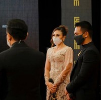 Aktris Wulan Guritno memesona dalam balutan kebaya rancangan Eddy Betty. (Foto: Instagram/@wulanguritno)