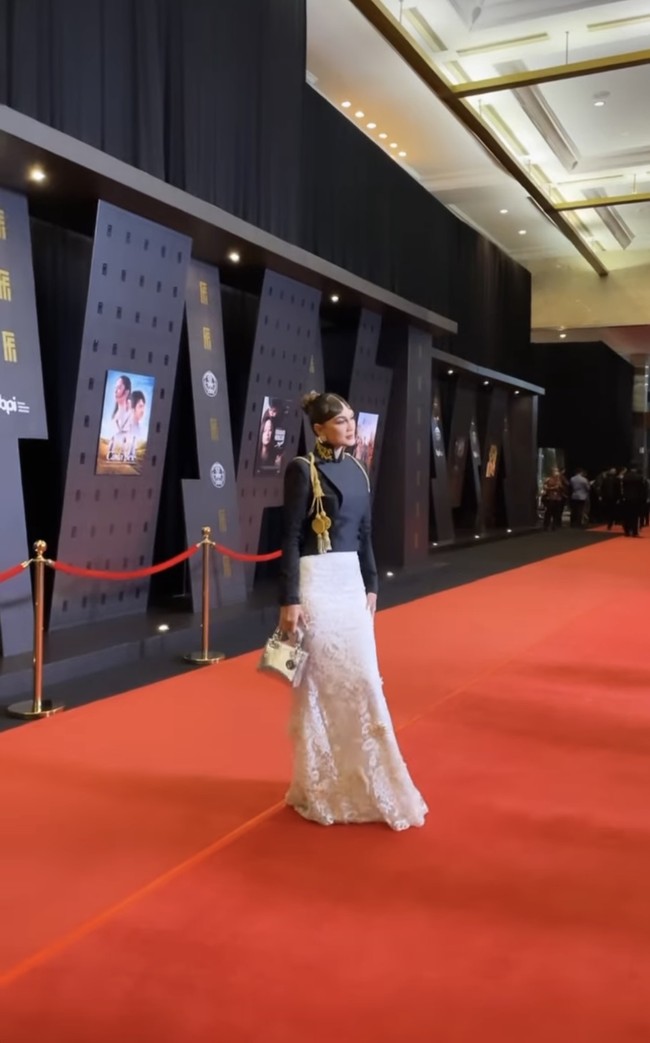 Inilah penampilan Luna Maya di karpet merah FFI 2021. Saya menggunakan (busana rancangan) Didi Budiardjo, makeup-nya juga simple, smokey eyes. Ini seperti noni-noni Belanda, kata Luna Maya. (Instagram/@lunamaya)