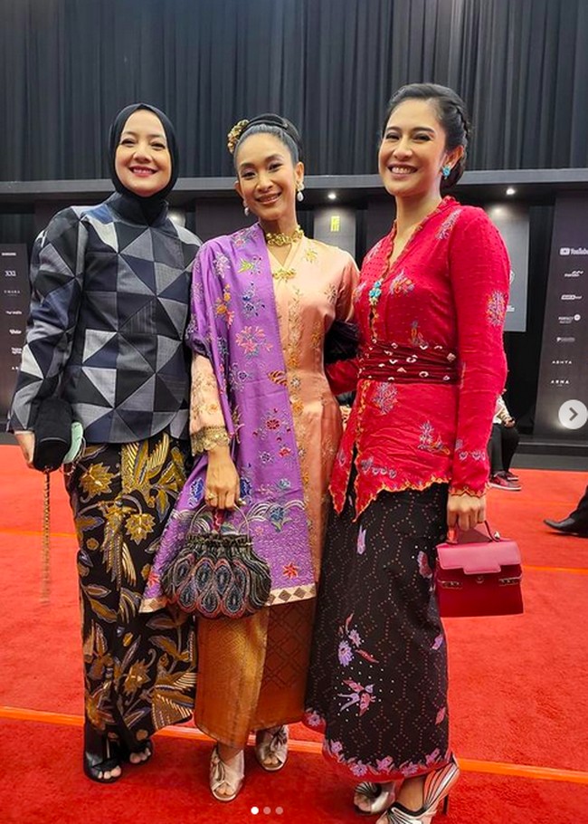 Festival Film Indonesia (FFI) 2021 digelar bertepatan dengan Hari Pahlawan, Rabu (10/11/2021). Para sineas film pun kompak dalam balutan busana bernuansa Nusantara dengan kebaya modern yang mendominasi. Aktris Cut Mini misalnya tampil dengan kain sarung batik Iwan Tirta berpadu atasan monokrom bermotif quilt yang edgy. Sementara itu, Happy Salma memesona berkat kebaya oranye Ghea Panggabean dan selendang ungu yang vibrant. Dian Sastrowardoyo mencuri perhatian dengan kebaya Sejauh Mata Memandang. (Foto: Instagram/@happysalma)