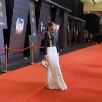 Inilah penampilan Luna Maya di karpet merah FFI 2021. Saya menggunakan (busana rancangan) Didi Budiardjo, makeup-nya juga simple, smokey eyes. Ini seperti noni-noni Belanda, kata Luna Maya. (Instagram/@lunamaya)