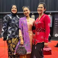 Festival Film Indonesia (FFI) 2021 digelar bertepatan dengan Hari Pahlawan, Rabu (10/11/2021). Para sineas film pun kompak dalam balutan busana bernuansa Nusantara dengan kebaya modern yang mendominasi. Aktris Cut Mini misalnya tampil dengan kain sarung batik Iwan Tirta berpadu atasan monokrom bermotif quilt yang edgy. Sementara itu, Happy Salma memesona berkat kebaya oranye Ghea Panggabean dan selendang ungu yang vibrant. Dian Sastrowardoyo mencuri perhatian dengan kebaya Sejauh Mata Memandang. (Foto: Instagram/@happysalma)