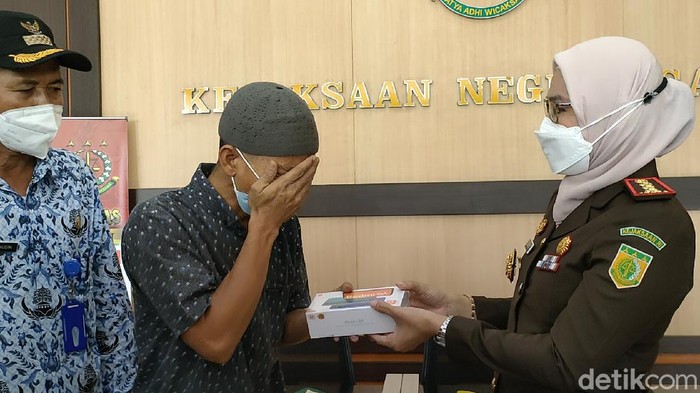 Ayah yang curi HP untuk belajar daring anak dibebaskan.
