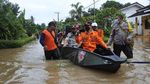 Potret Aktivitas Warga Terdampak Banjir di Jember