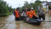 Wakil Bupati Jember MB Firjaun Barlaman (kedua kanan) naik perahu saat meninjau banjir di Desa Pondok Joyo, Semboro, Jember, Jawa Timur, Kamis (11/11/2021).