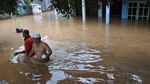 Potret Aktivitas Warga Terdampak Banjir di Jember