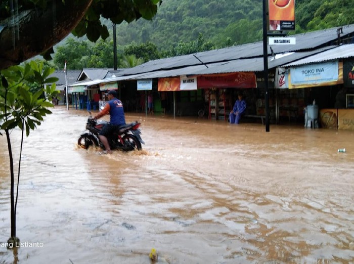 Banjir di perkampungan nelayan Sadeng, Kapanewon Girisubo, Kabupaten Gunungkidul, Kamis (11/11/2021).