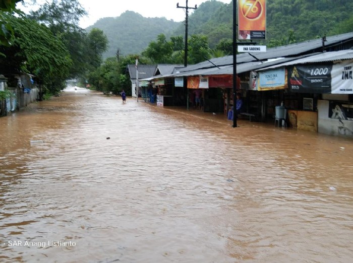 Banjir di perkampungan nelayan Sadeng, Kapanewon Girisubo, Kabupaten Gunungkidul, Kamis (11/11/2021).