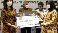 Selain menerbitkan KTA Iluni UI berlogo Bank Mandiri, juga disepakati kerja sama penerapan solusi transaksi keuangan digital yang akan diimplementasikan pada aplikasi UI Connect 2.0, yaitu Mandiri Direct Debit, e-Commerce Payment, QRIS Online dan Fitur Top-Up Emoney.