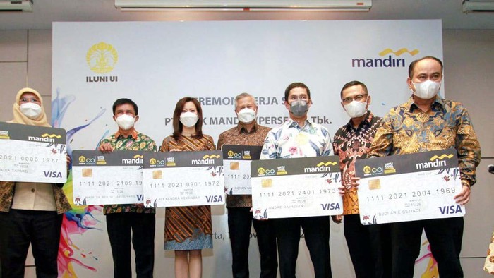 Bank Mandiri bersinergi dengan Iluni UI. Mereka menerbitkan KTA Iluni UI berlogo Bank Mandiri.