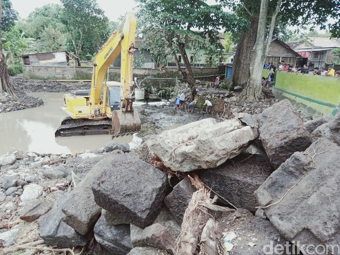 Blok batu candi di Umbul Gedong Jetis Kecamatan Tulung dikumpulkan