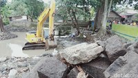 Ratusan batu candi ditemukan di Umbul Gedong Jetis di Desa Gedong Jetis, Kecamatan Tulung, Klaten, Jawa Tengah. Rencananya umbul itu mau direvitalisasi dan dibuat kolam renang (Achmad Syauqi/detikTravel)