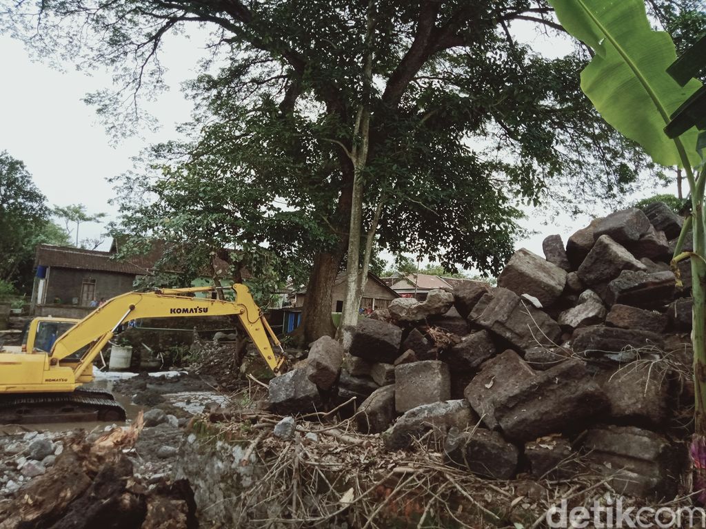 Blok batu candi di Umbul Gedong Jetis Kecamatan Tulung dikumpulkan