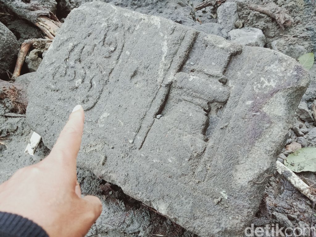 Blok batu candi di Umbul Gedong Jetis Kecamatan Tulung dikumpulkan