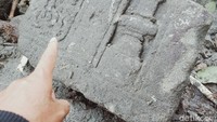 Dari ratusan batu candi yang ditemukan, ada batu yang berbentuk blok batu bertakik dan dihiasi ornamen berbentuk sulur, bunga dan ada yang berbentuk mahkota untuk kemuncak candi (Achmad Syauqi/detikTravel)