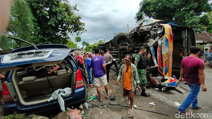 Bus Vs 2 minibus di Sragen, 11/11/2021