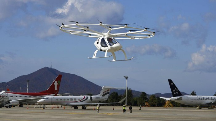 Canggih! Drone Taksi Wara-wiri di Langit Seoul Taksi drone 'Volocopter 2X' Unjuk kebolehan di langit Seoul, Korsel. Drone taksi itu ditampilkan saat acara Demo Bandara Mobilitas Udara Perkotaan. Ini fotonya.