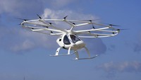 Penampakan taksi drone Volocopter 2X yang unjuk kebolehan saat diuji coba di kawasan Seoul.  
