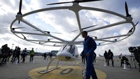 Pilot Damian Hischier yang akan melakukan uji coba taksi drone beraktivitas di dekat taksi drone Volocopter 2X yang ditampilkan di Bandara Gimpo, Seoul, Korea Selatan, Kamis (11/11/2021).