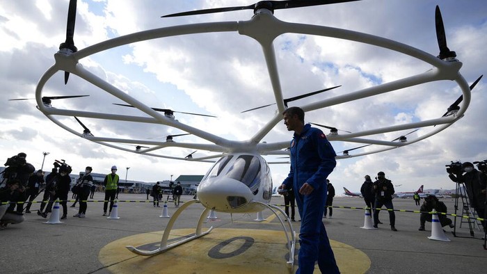 Canggih! Drone Taksi Wara-wiri di Langit Seoul Taksi drone 'Volocopter 2X' Unjuk kebolehan di langit Seoul, Korsel. Drone taksi itu ditampilkan saat acara Demo Bandara Mobilitas Udara Perkotaan. Ini fotonya.