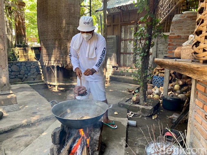 Chef Gede Yudiawan Chef Gede Yudiawan dengan 'Dapur Bali Moela' Bertahan Saat Pandemi