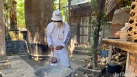 Pengunjung bisa melihat proses memasak secara langsung. Dapurnya berupa dapur tradisional khas Bali. Menggunakan tungku titik tiga yang bisa digunakan sekaligus. Foto: detikcom/Riska Fitria
