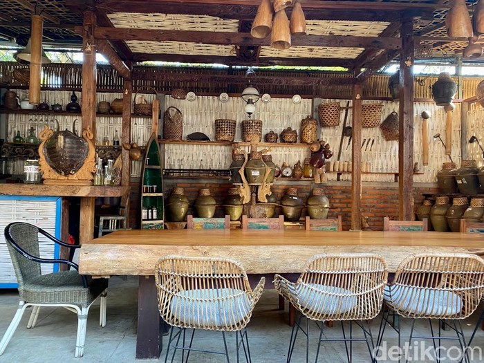 Chef Gede Yudiawan Chef Gede Yudiawan dengan 'Dapur Bali Moela' Bertahan Saat Pandemi