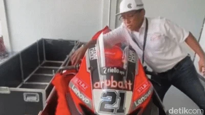 Detik-detik Kedatangan Logistik WSBK di Mandalika-Viral Unboxing Ilegal