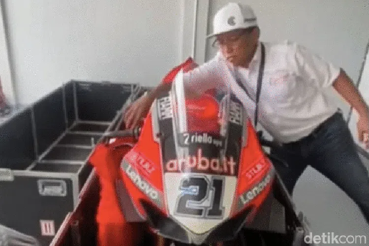 Detik-detik Kedatangan Logistik WSBK di Mandalika-Viral Unboxing Ilegal