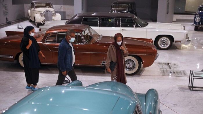 Cuci Mata di Museum Mobil Klasik Iran Sebuah museum yang memamerkan beragam mobil antik dibuka di Iran beberapa waktu lalu. Di sana pengunjung dapat melihat beragam koleksi langka kendaraan antik.