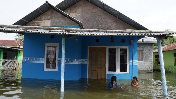 Danau Limboto Meluap, Dua Desa di Gorontalo Terendam Banjir Banjir merendam dua desa di kawasan Gorontalo. Banjir diketahui terjadi akibat luapan air dari Danau Limboto.