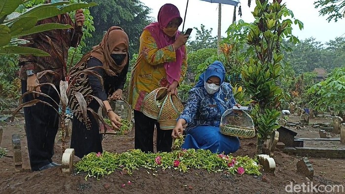 Dinkes Tulungagung ziarah ke makam nakes yang gugur