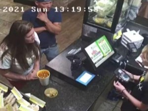 Bikin Heboh! Wanita Siram Kuah Panas ke Pekerja Resto Hanya Karena Ini