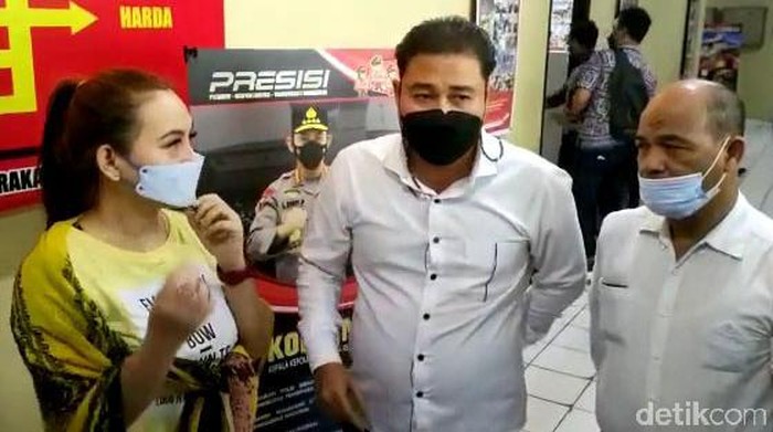 Polisi tangkap DJ Sandra Arimbi di Palembang karena diduga promosikan judi online lewat akun medsosnya. Ia pun telah ditetapkan jadi tersangka dalam kasus itu.