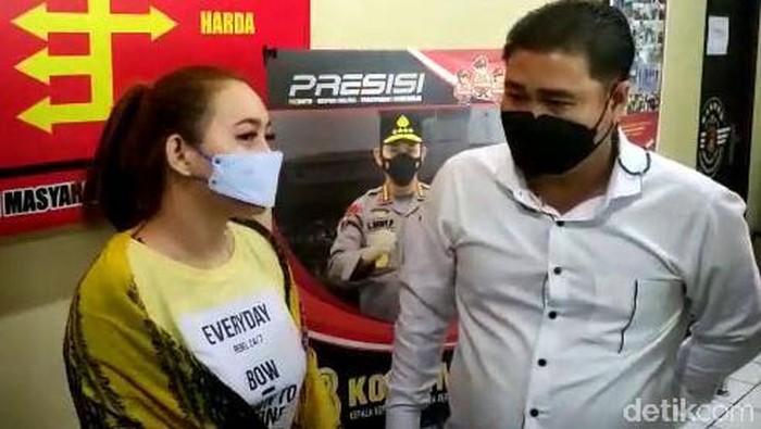 Polisi tangkap DJ Sandra Arimbi di Palembang karena diduga promosikan judi online lewat akun medsosnya. Ia pun telah ditetapkan jadi tersangka dalam kasus itu.