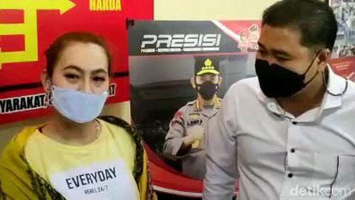 Polisi tangkap DJ Sandra Arimbi di Palembang karena diduga promosikan judi online lewat akun medsosnya. Ia pun telah ditetapkan jadi tersangka dalam kasus itu.