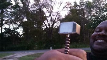 Mjolnir Thor berukuran mini. Foto: Boredpanda