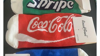 Kaos kaki brand minuman soda. Foto: Boredpanda