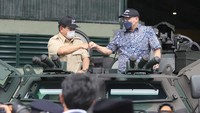 Prabowo dan Menhan Malaysia juga sempat naik ke Panser Anoa. PT Pindad telah menghasilkan produk andalan, di antaranya senjata dan amunisi, termasuk kendaraan Anoa 6x6 dan Komodo 4x4. (Foto. Tim Dokumentasi Menhan Prabowo)