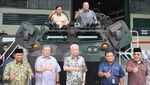 Gaya Prabowo Masuk Kendaraan Perang Bareng Menhan Malaysia