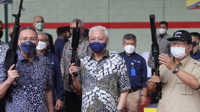 Gaya Prabowo Masuk Kendaraan Perang Bareng Menhan Malaysia