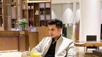 Tampil fashionable juga menjadi identitas Dikin. Saat menikmati segelas jus jeruk dirinya terlihat begitu keren dengan jaket dan tas berwarna senada yang dikenakannya. Foto: Instagram/dikintam
