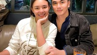 Gambar hati dan kata-kata yang manis semakin membuat keduanya terlihat begitu romantis. Foto berdua saat tengah menikmati makanan yang lezat juga ikut diunggah di Instagram Dikin. Foto: Instagram/dikintam