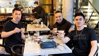 Di waktu luangnya, Dikin juga hobi pergi ke kafe bersama teman-temannya. Segelas es kopi susu yang segar menjadi pilihannya untuk sejenak bersantai. Foto: Instagram/dikintam