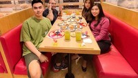 Makan di tempat-tempat yang mewah juga rutin dilakukan Dikin. Sepotong kue red velvet yang manis dipilih Dikin sebagai teman di waktu luangnya. Foto: Instagram/dikintam