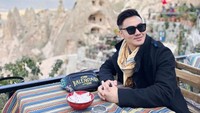 Salah satu momen kulineran Dikin diabadikan saat dirinya mengunjungi Cappadoccia, Turki. Makanan yang lezat dengan pemandangan alam yang indah melengkapi sesi kulineran Dikin. Foto: Instagram/dikintam